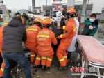 两车相撞一人被困驾驶室 消防员破拆救援 - Hb.Chinanews.Com