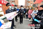 民警向市民展示毒品标本 - Hb.Chinanews.Com