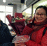 柯美娥老师退休时学生向其送鲜花表达祝福（资料图）　受访者提供 - 新浪湖北