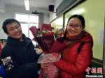 柯美娥老师退休时学生向其送鲜花表达祝福（资料图）　受访者提供 - 新浪湖北