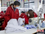 图为武汉加十分服装工厂的女工 张畅 摄 - 新浪湖北
