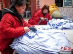 图为武汉加十分服装工厂的女工正在熨烫布料 张畅 摄 - 新浪湖北