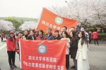 3月13日，四川大学华西医院援鄂医疗队在武汉大学的樱花树前拍照。 （湖北日报全媒记者 柯皓 通讯员 邱琼 摄） - 新浪湖北