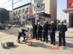 专职消防员在训练 - Hb.Chinanews.Com