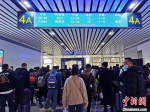 3月16日，旅客从襄阳东站上车 胡传林 摄 - 新浪湖北