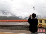 旅客趁列车到站间隙下车拍摄自然风光 罗庭万 摄 - 新浪湖北