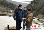 田桦南（左一）走访村民 高先虎 摄 - Hb.Chinanews.Com