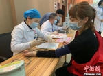 图为内蒙古援鄂医疗队员席宇红正在献血 武一力 摄 - 新浪湖北