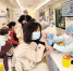 3月25日，一辆疫苗接种大巴开到了武汉群星城，武汉市武昌区徐家棚街道在此设置新冠疫苗移动接种点，将新冠疫苗送到百姓家门口。 （湖北日报全媒记者 李溪 通讯员 王迪 摄） - 新浪湖北
