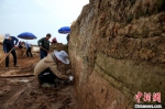 考古人员在遗址中发掘出的古城墙竖截面　杨东　摄 - 新浪湖北