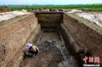 考古人员在遗址中发掘出的护城河一角 杨东 摄 - 新浪湖北