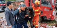 货车相撞2人被困 宜都消防紧急救援 - Hb.Chinanews.Com