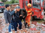 货车相撞2人被困 宜都消防紧急救援 - Hb.Chinanews.Com