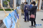 2021年湖北省暨天门市爱鸟周活动1日在天门市启动，图为市民参观鸟类摄影作品。新华网发 - 新浪湖北