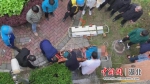 空调维修工不慎从5楼坠落，消防员架15米拉梯救援 - Hb.Chinanews.Com