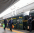 资料图：山西太原火车站，旅客准备乘车出行。 中新社记者 张云 摄 - 新浪湖北