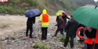 河水暴涨司机被困河中 湖北民警坐挖机施救 - 新浪湖北