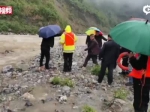 河水暴涨司机被困河中 湖北民警坐挖机施救 - 新浪湖北