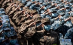 2020年4月15日，最后一批回撤的军队支援湖北医疗队队员向火神山医院敬礼告别。新华社记者 费茂华 摄 - 新浪湖北