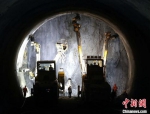 12日，全长5506米的郑（州）万（州）高铁高家坪隧道正式贯通 金大成 摄 - 新浪湖北