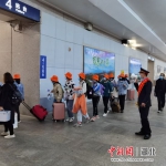 研学团体旅客有序进站上车。裴蕾 摄 - Hb.Chinanews.Com