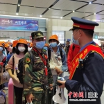 宜昌东站组织专人服务引导研学团体旅客。裴蕾 摄 - Hb.Chinanews.Com