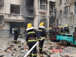 “砰”的一声爆炸 民警拿起灭火器冲向了大火 - Hb.Chinanews.Com