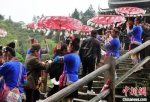 资料图：游客游览三江程阳风雨桥。　黄艳梅 摄 - 新浪湖北