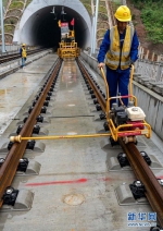 4月26日，中铁十一局建设者在安九高铁佐坝三号桥铺轨作业。新华社记者 杜华举 摄 - 新浪湖北