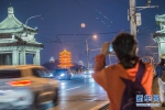 图为游客在武汉长江大桥上观赏“超级月亮”。新华网发 赵广亮摄 - 新浪湖北