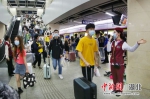 地铁武汉火车站乘客有序安检进站 产启斗 摄 - Hb.Chinanews.Com