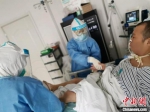 去年疫情期间，杨竑在武汉市肺科医院接受治疗　武汉市肺科医院供图 - 新浪湖北