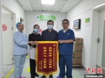 杨竑（右二）与家人到武汉市肺科医院ICU致谢医护 武汉市肺科医院供图 - 新浪湖北