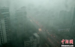 强降雨突袭武汉，白昼如黑夜 张畅 摄 - 新浪湖北