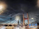 武汉遭遇暴雨天气 19万盏路灯自动开启 - 新浪湖北