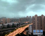 武汉遭遇暴雨天气 19万盏路灯自动开启 - 新浪湖北