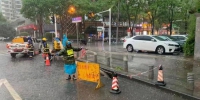 水务部门工作人员在路口值守 武汉市水务局供图 - 新浪湖北