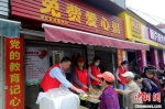 志愿者在爱心粥店开展志愿服务 李勤 摄 - 新浪湖北