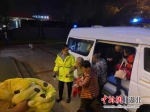 黄陂警方帮助转移群众 - Hb.Chinanews.Com