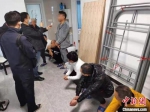 武汉警方抓获犯罪嫌疑人。 孙逊 摄 - 新浪湖北