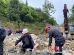 刘鹏(中)组织村民们正在修建游步道 田仁超供图 - Hb.Chinanews.Com