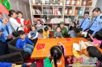 图为5月23日，保康警娃们在聆听革命故事。 - Hb.Chinanews.Com