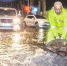 5月14日晚，武汉全市普降暴雨。武昌区东湖路黄鹂路转盘，一名物业工作人员使用工具打开窨井盖加快路面积水排放。（湖北日报全媒记者 何宇欣 摄） - 新浪湖北