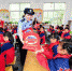 5月27日，保康民警向小学生赠送“禁毒大礼包”。欧阳智慧 摄 - Hb.Chinanews.Com