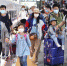 资料图： 江苏省南京市，旅客在南京火车站出行。 　 中新社记者 泱波 摄 - 新浪湖北