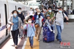资料图： 江苏省南京市，旅客在南京火车站出行。 　 中新社记者 泱波 摄 - 新浪湖北