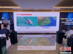 科研人员介绍长江江豚种群现状　马芙蓉　摄 - 新浪湖北