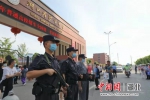 民警在沙市中学考点护考 - Hb.Chinanews.Com