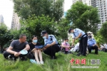 民警在考点周边开展反诈宣传 - Hb.Chinanews.Com