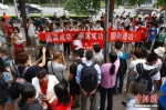 6月7日，北京人大附中考点外，送考同学为考生拉横幅加油。 中新社记者 富田 摄 - 新浪湖北